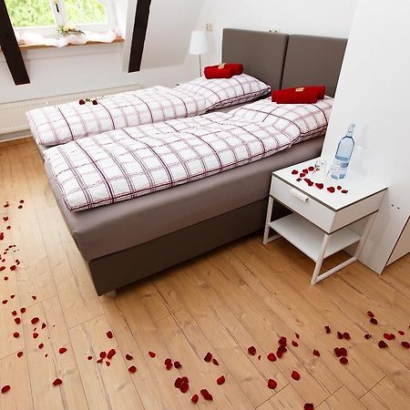Pension Altes Burghotel Neustadt-Glewe Esterno foto